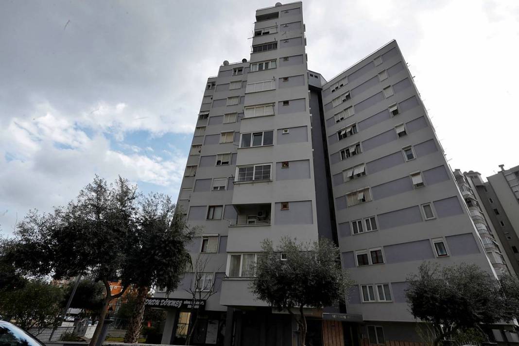 Yıldırım düştü, en üst kattaki dairenin tavanında delik açıldı! O kentte korkutan olay 11